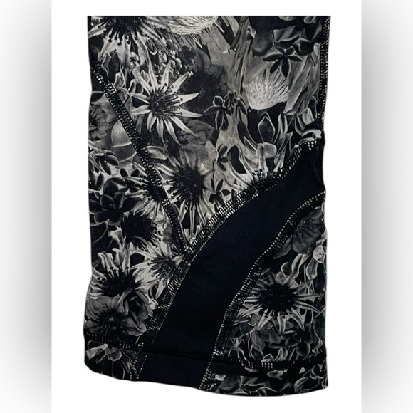 Lululemon Up The Pace Crop Flowabunga Black Angel Wing / Black / Angel Wing Sz 6 - Picture 7 of 11